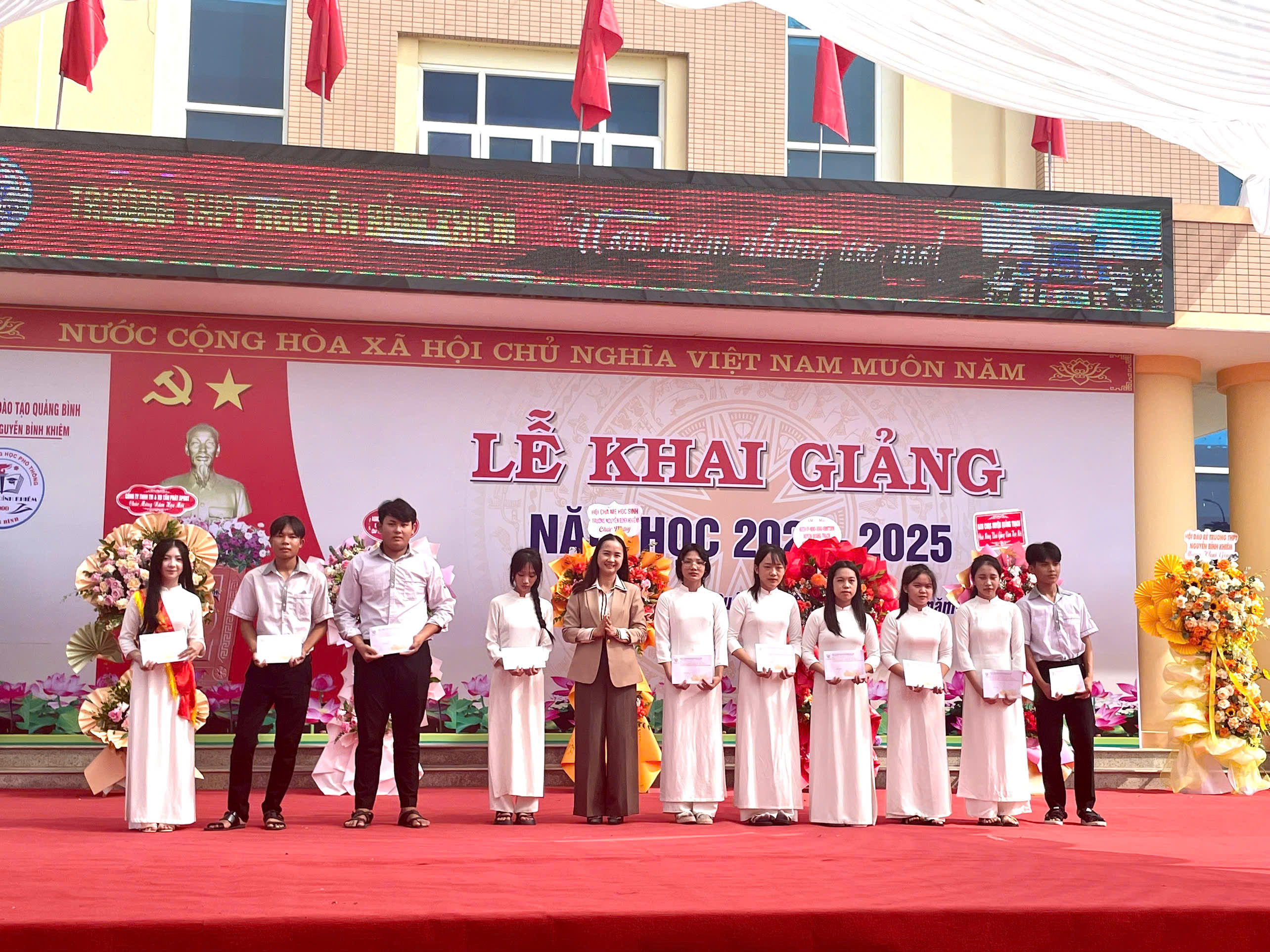 khai giảng