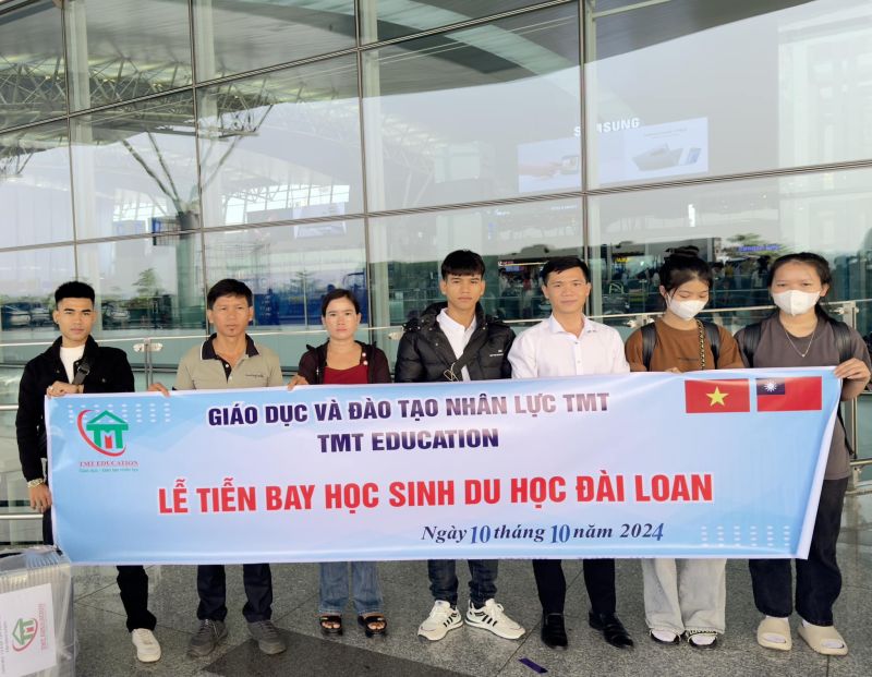 H&igrave;nh ảnh tiễn c&aacute;c đo&agrave;n học sinh xuất cảnh tại TMT